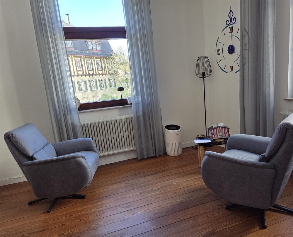 Praxisraum mit zwei Sesseln in der Praxis Julia Graebe in Tübingen